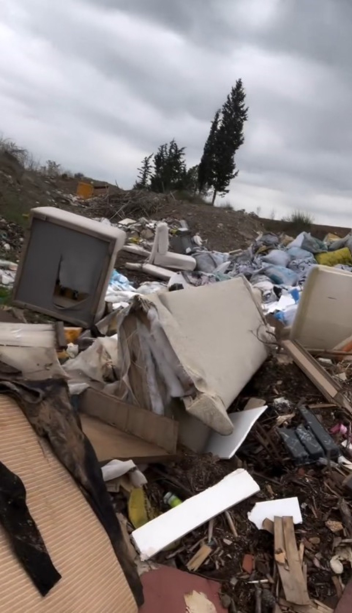 tugba ozay cop yiginini gorunce cilgina dondu evindeki koltugu getirip atmis ruh hastasi 2 vDDJMUZ6