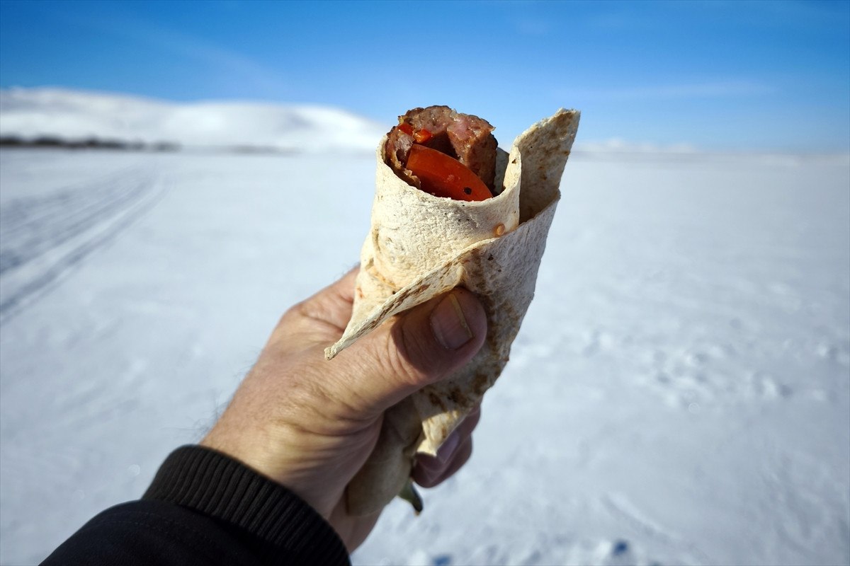 ardahanda cildir golu uzerinde mangal yakip kebap yapildi 1 cVgO78e8