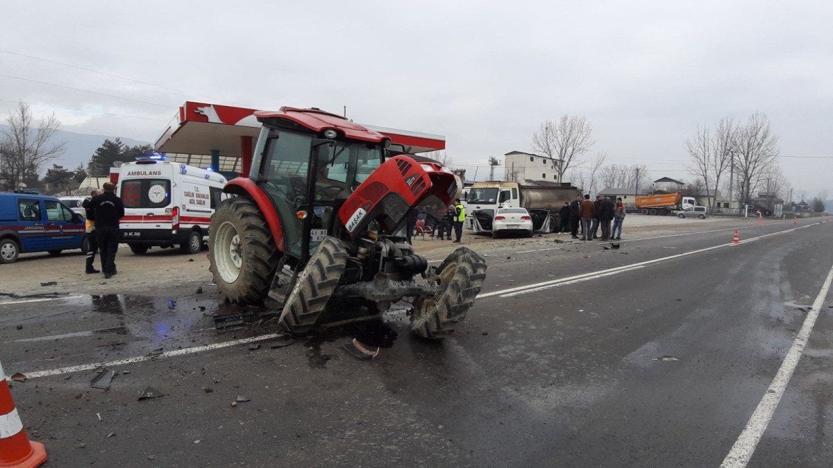 boluda traktorle otomobilin carpistigi kaza kameraya yansidi 0 ayhYmG7C