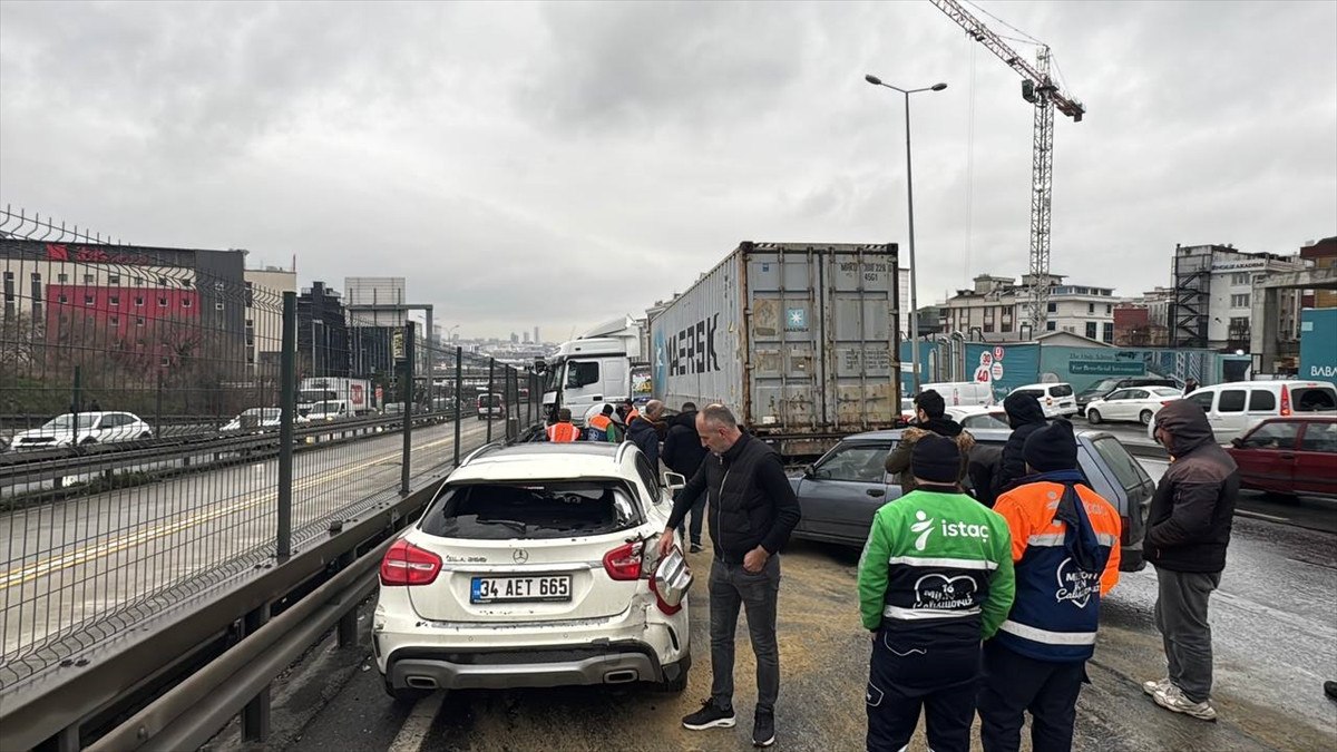 istanbulda makaslayan tir kaza yapti 1 yarali 0 WLtuSudH