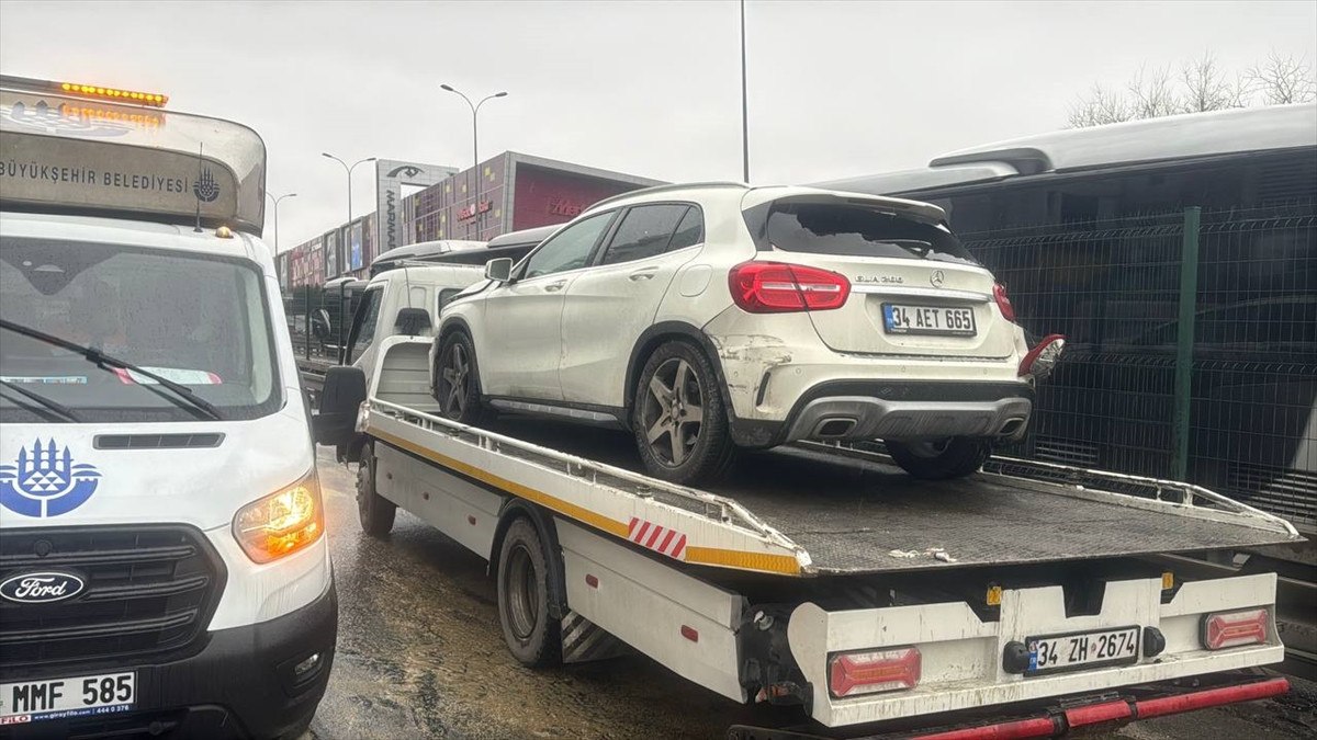 istanbulda makaslayan tir kaza yapti 1 yarali 1 iOtEmEwK