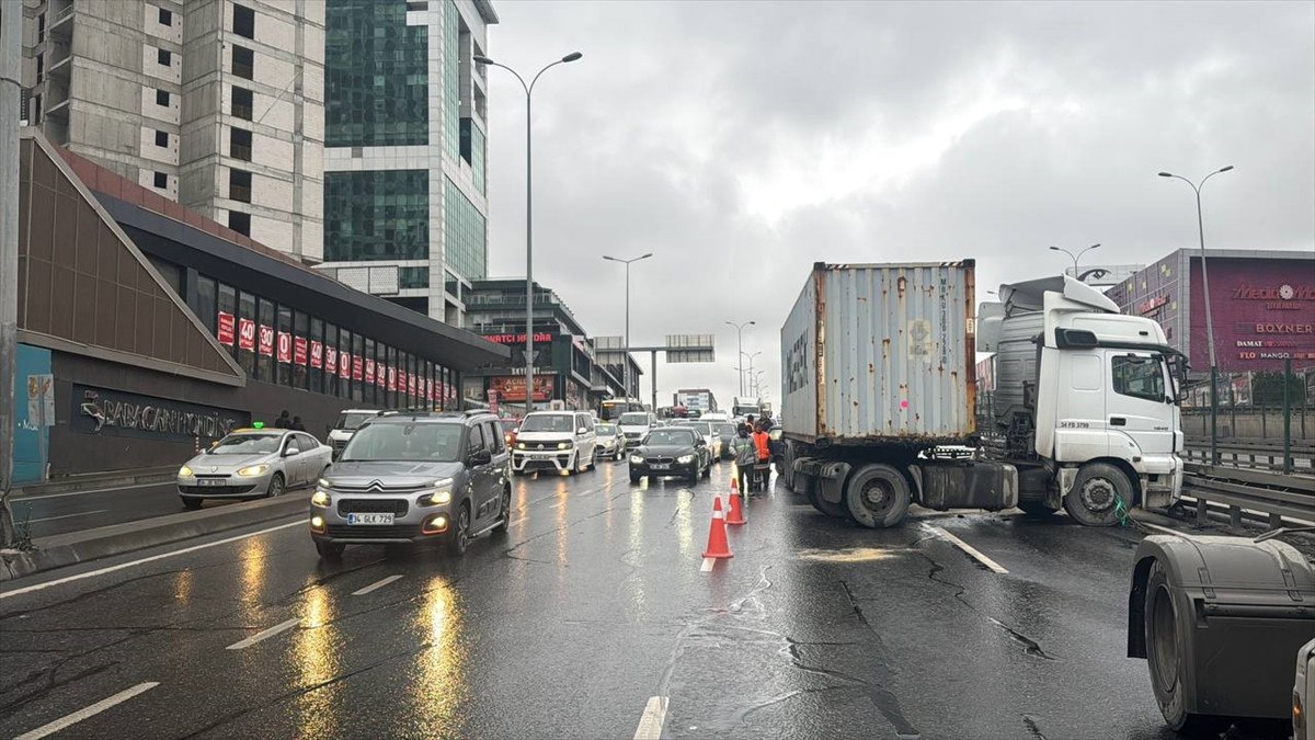 istanbulda makaslayan tir kaza yapti 1 yarali 2 JFr5zHEL