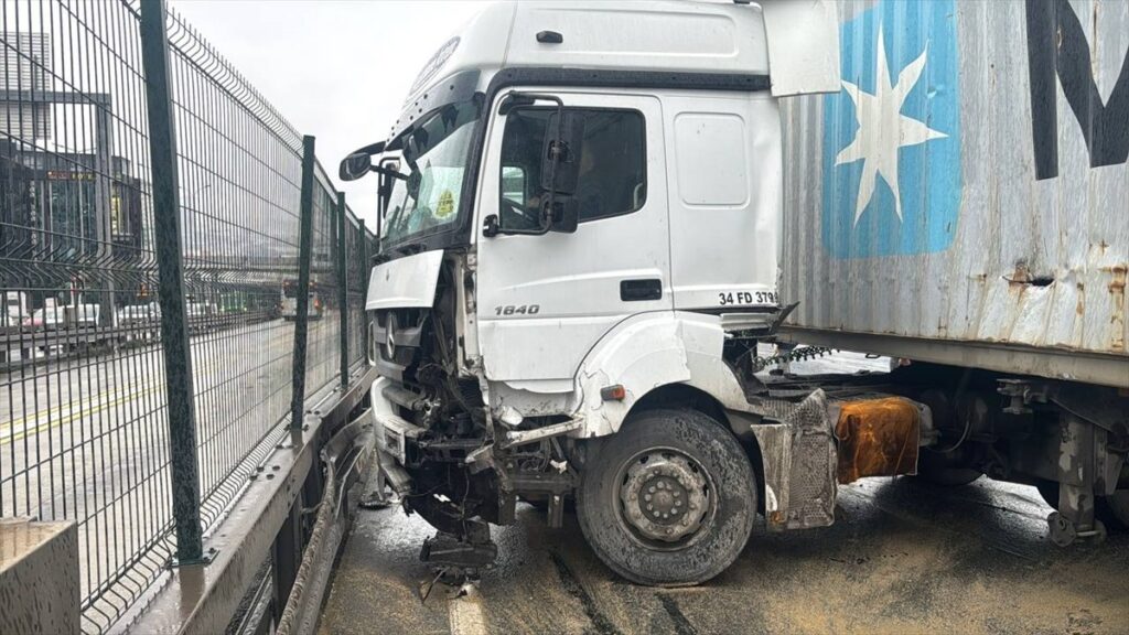 istanbulda makaslayan tir kaza yapti 1 yarali YIyedFJV