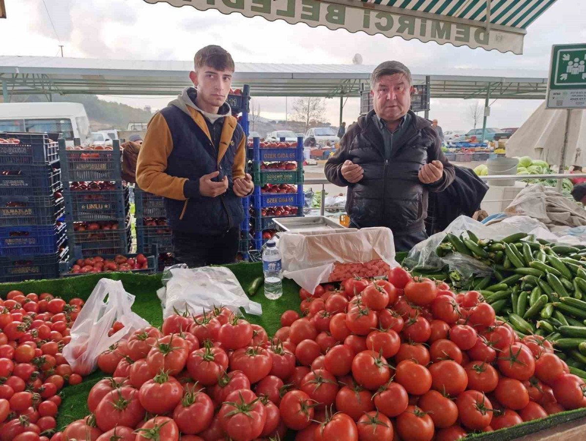 manisada yuz yillardir suren gelenek pazar dualarla aciliyor 0 Fqm6m7cP