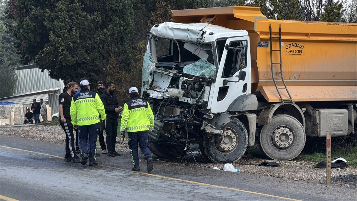 muglada iki hafriyat kamyonu carpisti 1 agir yarali 1 XcUwF9bn