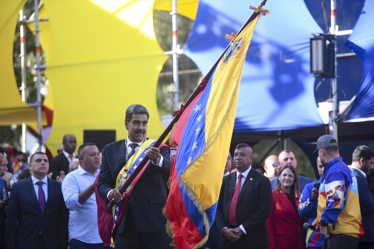 venezuelada yemin toreninden sonra maduro destekcilerini selamladi 0