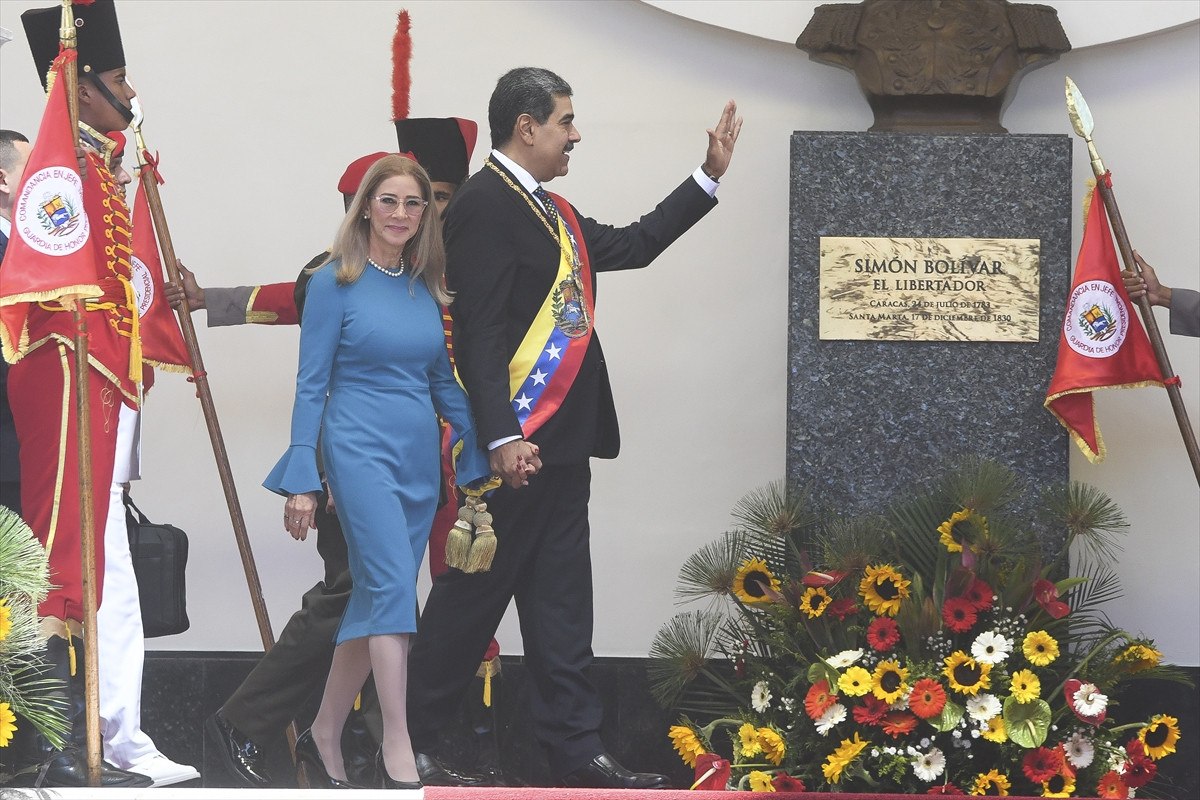 venezuelada yemin toreninden sonra maduro destekcilerini selamladi 1 NmqcrygW