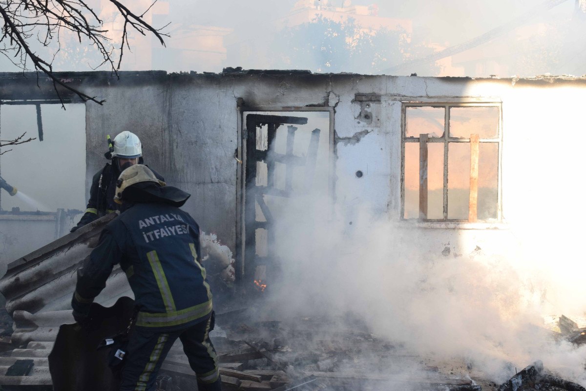 antalyada gecekondu yangini 0 TglQBEKa