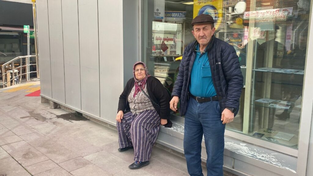 boluda internetten tanistigi dolandiriciya inandi parasini kaptirmaktan son anda kurtuldu kyHbBhmG