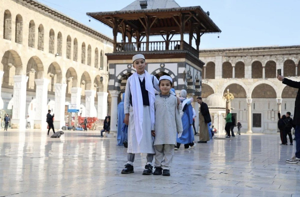 emevi camiinde restorasyon oncesi son cuma namazi 3 SRGIzRQD