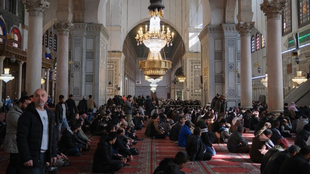 emevi camiinde restorasyon oncesi son cuma namazi CCjbuayP