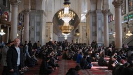 emevi camiinde restorasyon oncesi son cuma namazi CCjbuayP