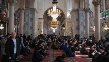 emevi camiinde restorasyon oncesi son cuma namazi CCjbuayP