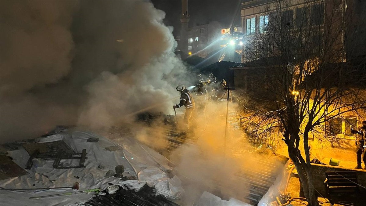 istanbul beyoglunda gecekondular yanginda kullanilamaz hale geldi 0 ldvQmrbP