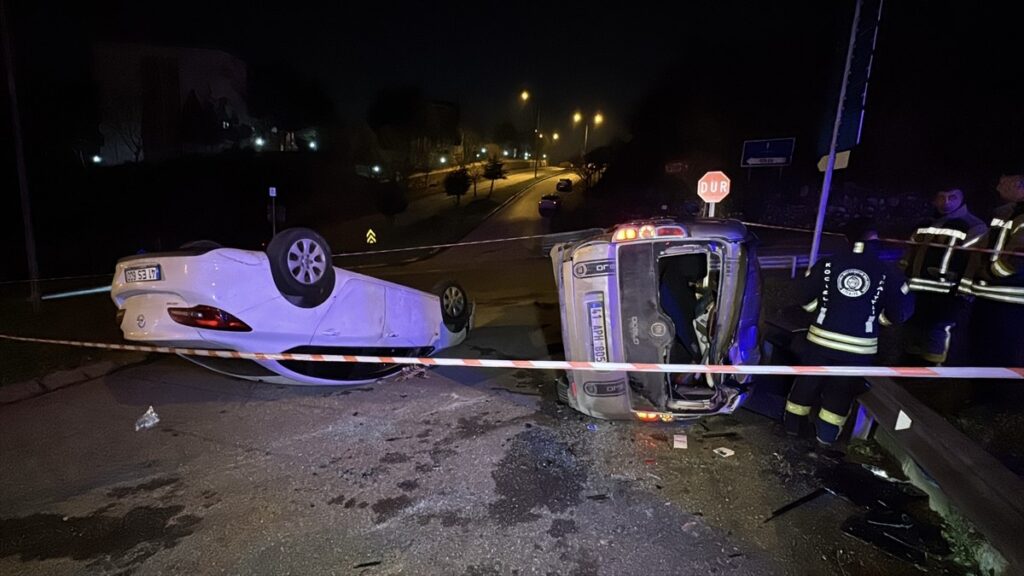 kocaelide hafif ticari arac ile otomobil carpisti 4 yarali 6PYrRHLd