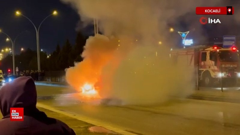 Kocaeli'de sanayiden yeni çıkan araba alev alev yandı 1 kocaelide sanayiden yeni cikan araba alev alev yandi i94GKTSW