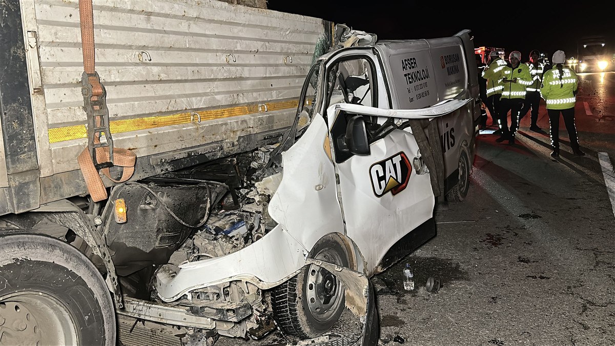 kutahyada kamyonet carptigi tirin dorsesinde suruklendi 1 olu 0 re2URfzM