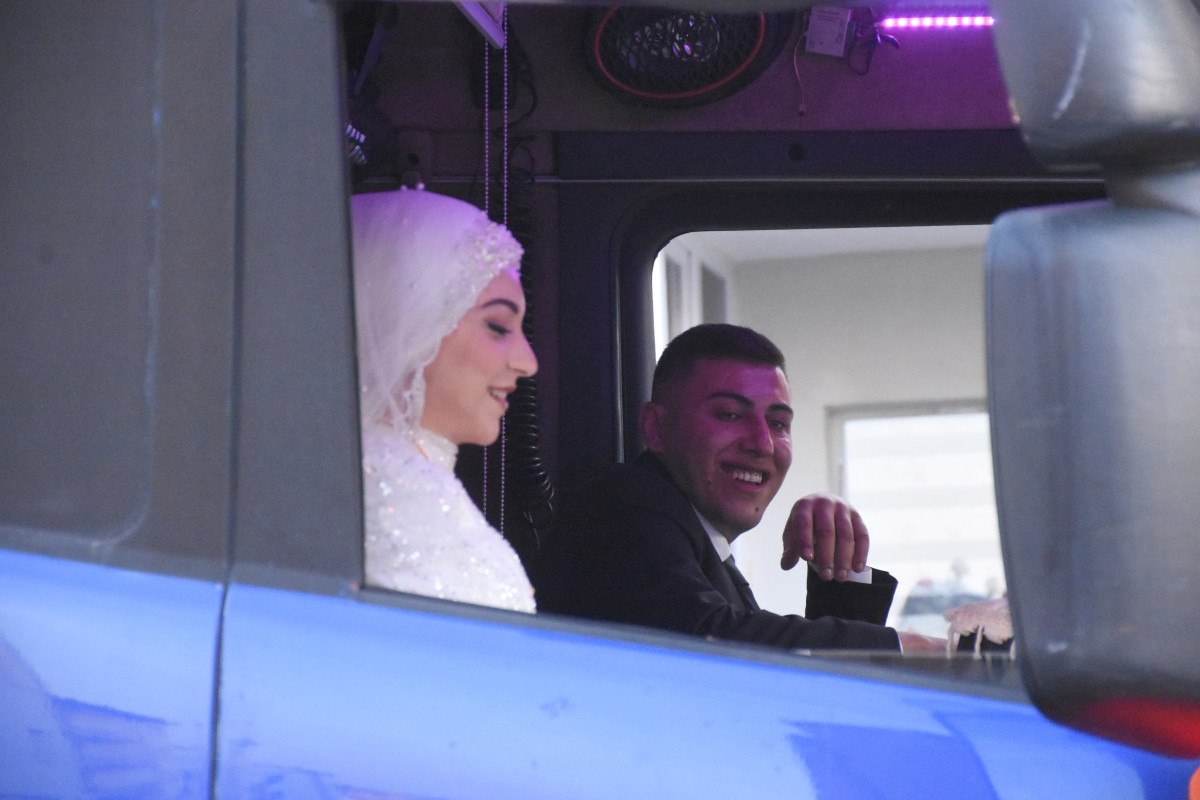 sivasta vazgecemedigi tiri gelin arabasi oldu 2 WCjZdbDk