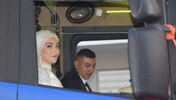 sivasta vazgecemedigi tiri gelin arabasi oldu dAf6x1RB