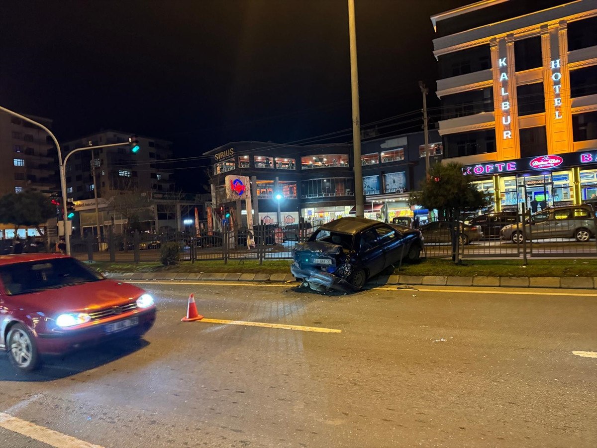 trabzonda tirin otomobile carptigi anlar kamerada 1 yarali 0 Q1M6JCaq