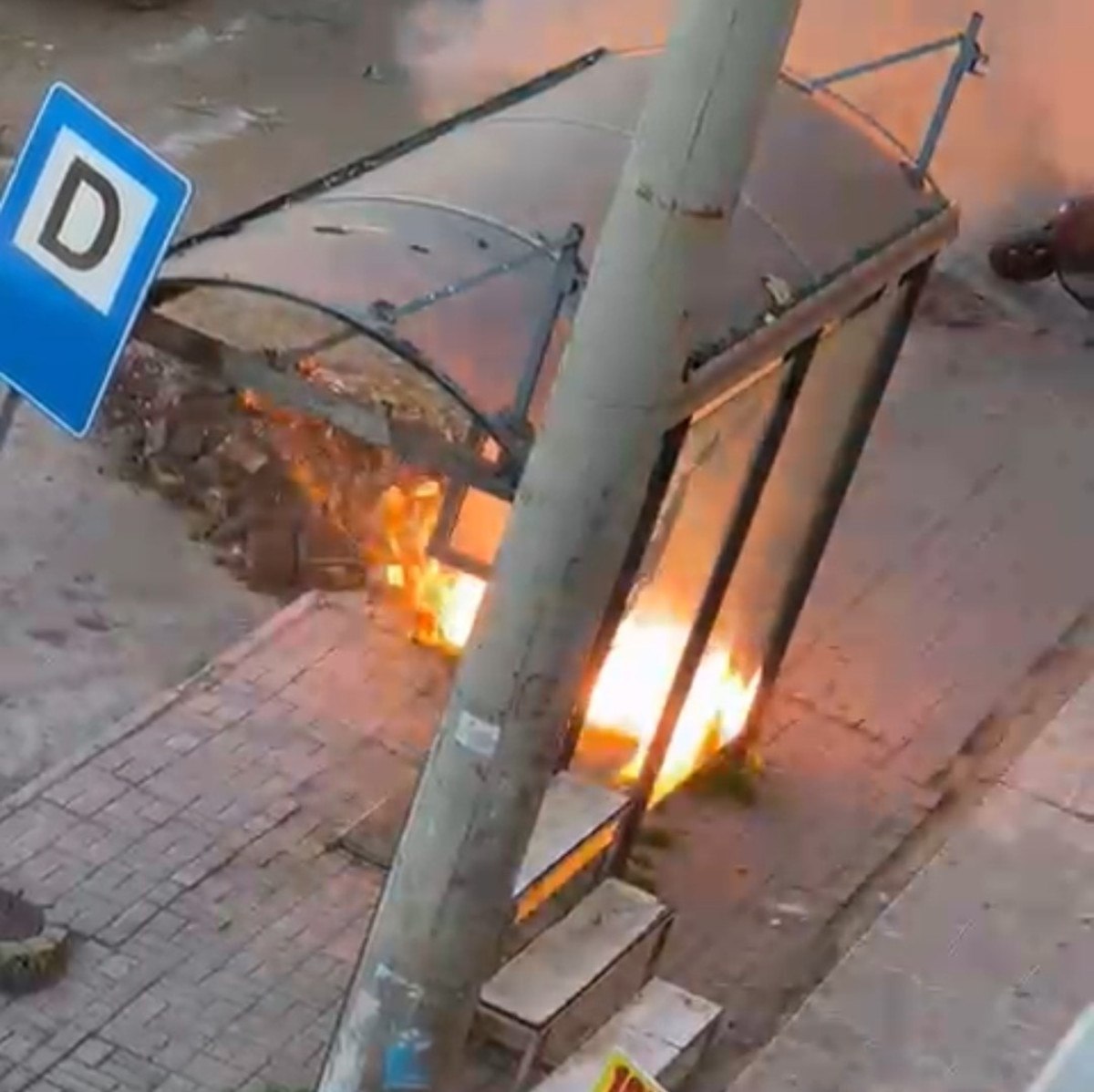 adanada is makinesi elektrik tellerine zarar verince yangin cikti 0 rpXCmWz7