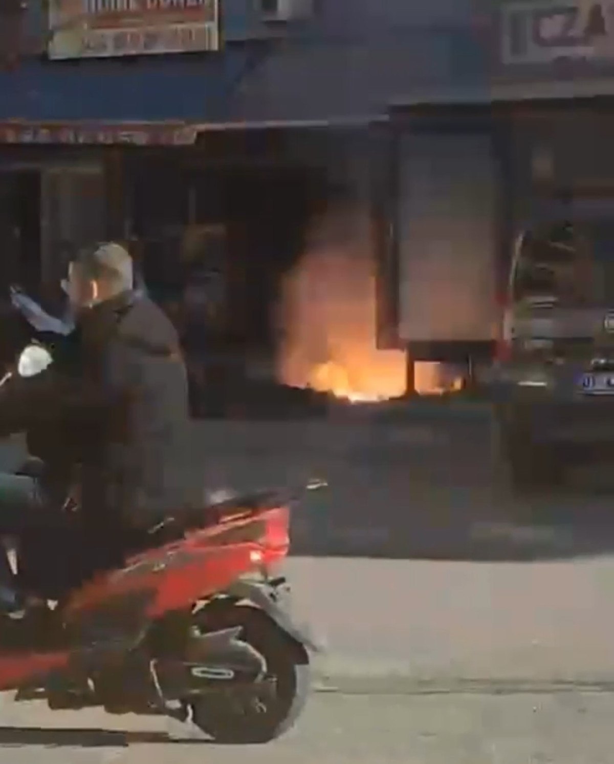 adanada is makinesi elektrik tellerine zarar verince yangin cikti 1 W4RzjISV