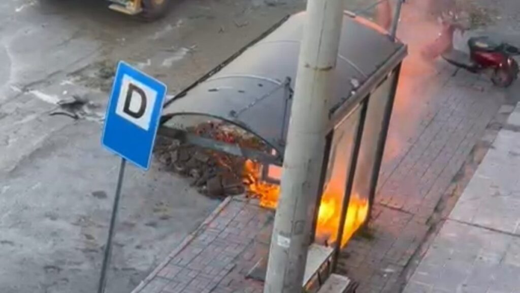 adanada is makinesi elektrik tellerine zarar verince yangin cikti Bw9vKXrT