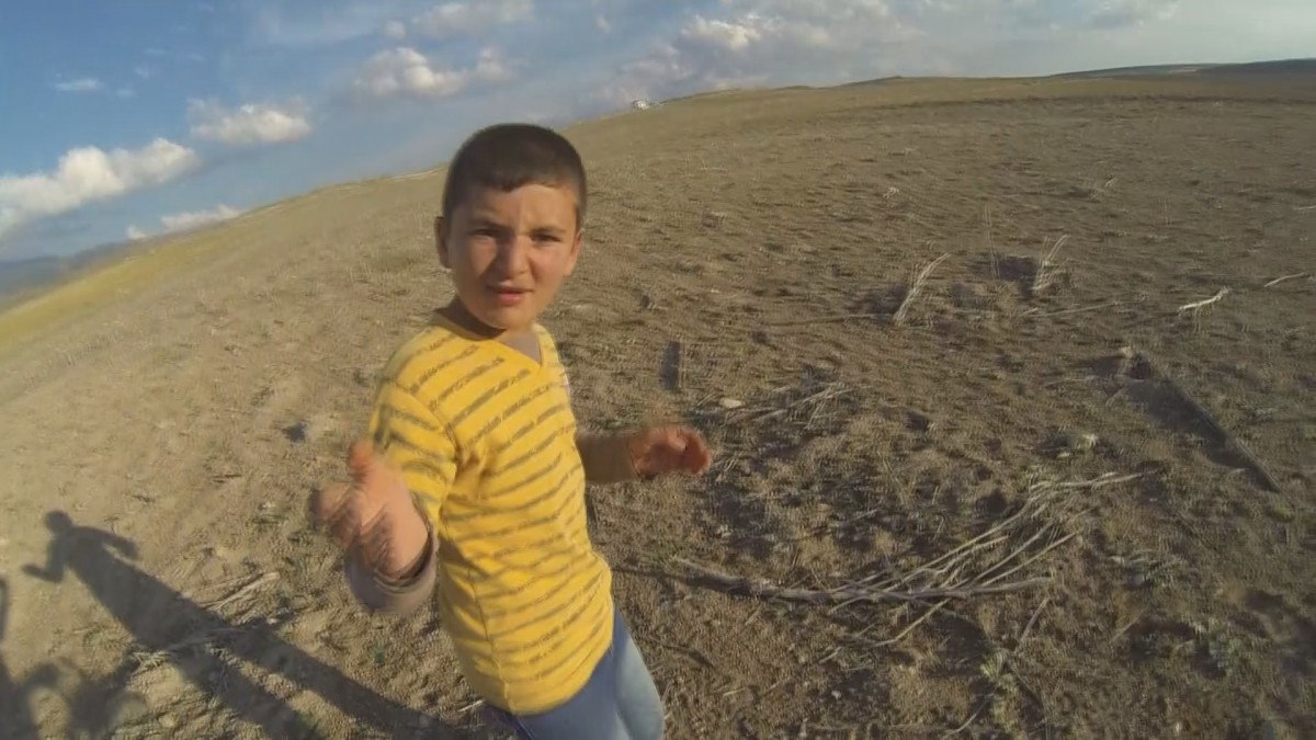 adanada koye dusen drone onu bulan cocuklarin saskinligini kaydetti 1 esbaPcjG