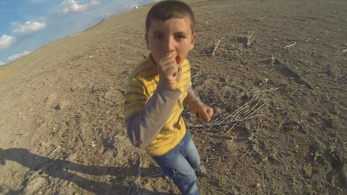 adanada koye dusen drone onu bulan cocuklarin saskinligini kaydetti 2 1zUq69ph