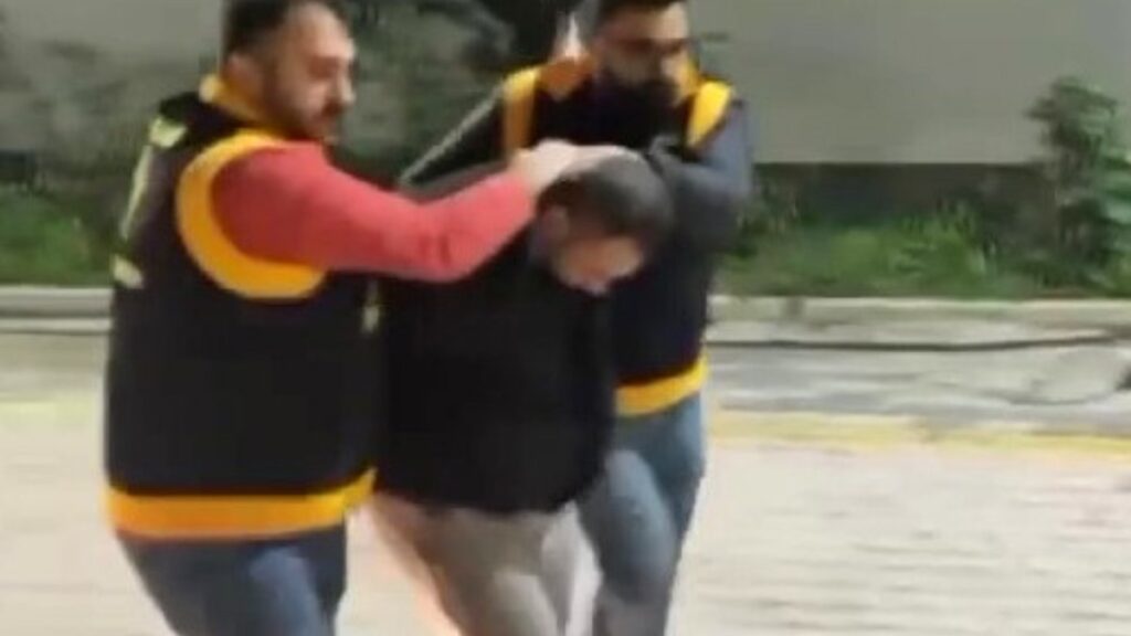adanada m4 tufek ve el bombasiyla yakalandi sucu olmus amcasina atti sik9WSZi