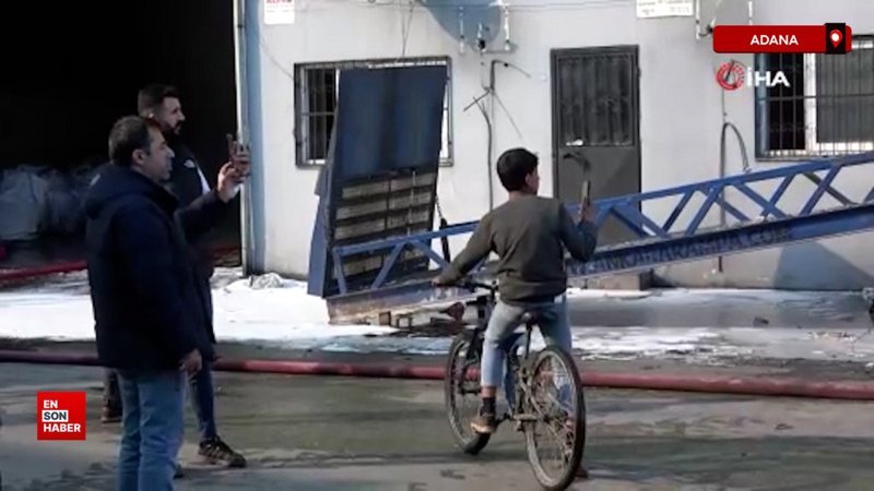 Adana’da yangında canlarını hiçe sayıp, sosyal medyadan yayın yaptılar 1 adanada yanginda canlarini hice sayip sosyal medyadan yayin yaptilar IXkMAMcl