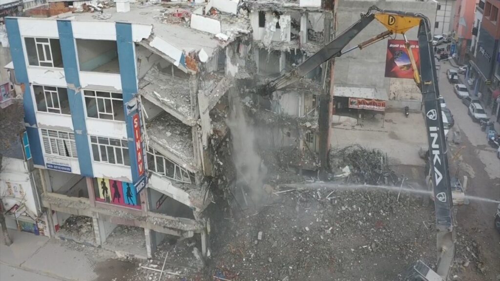 adiyamanda hasarli binalarin yikimi suruyor WFtqa8hU
