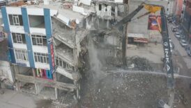 adiyamanda hasarli binalarin yikimi suruyor WFtqa8hU