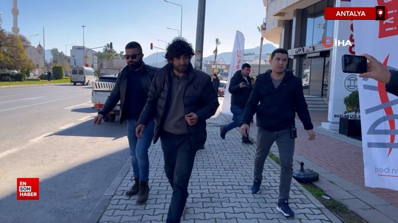 Antalya'da dişlerini yaptıramayan adam çatıya çıktı 1 antalyada dislerini yaptiramayan adam catiya cikti