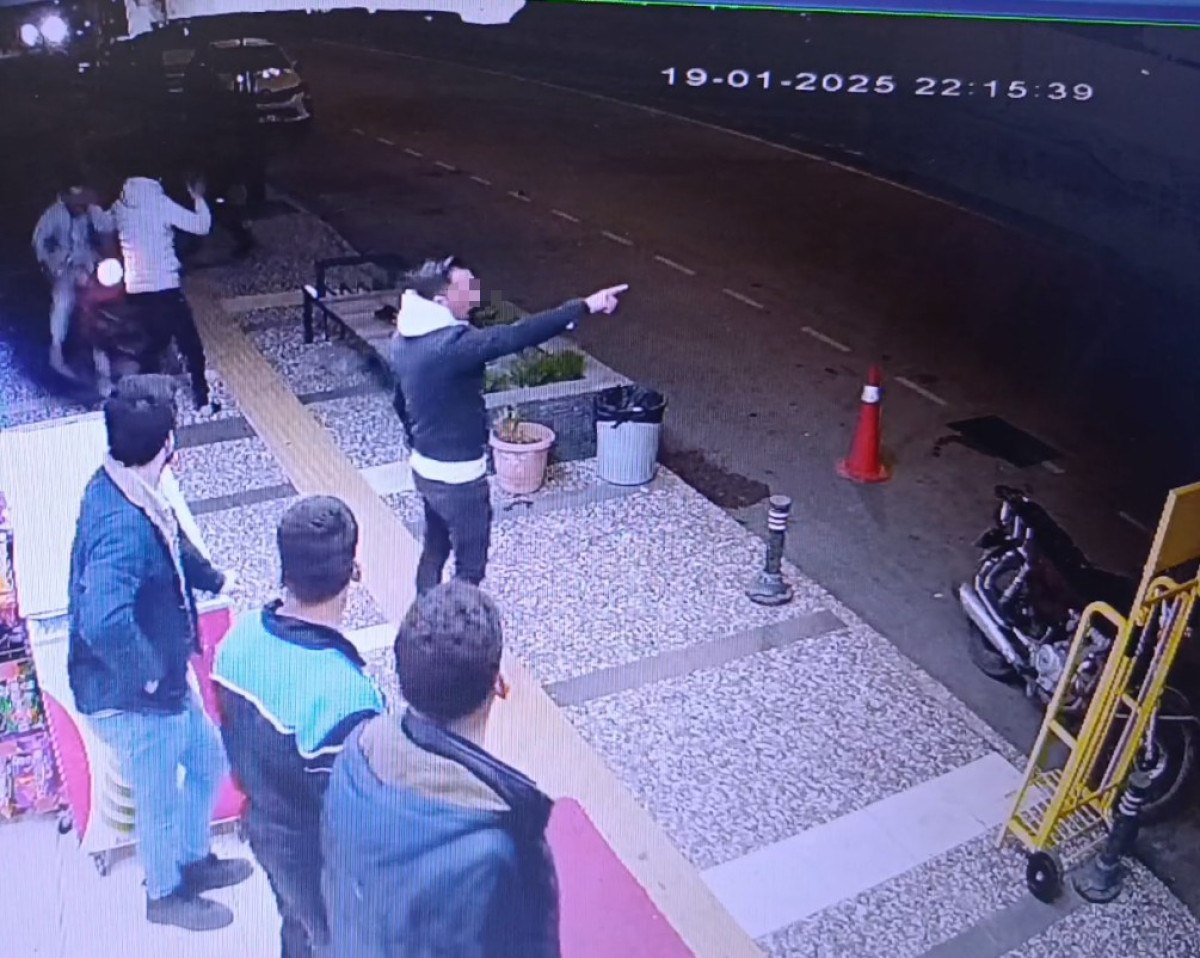 antalyada kaldirimda kavga eden grubun arasina motosikletle daldi 0 DscBwqwA