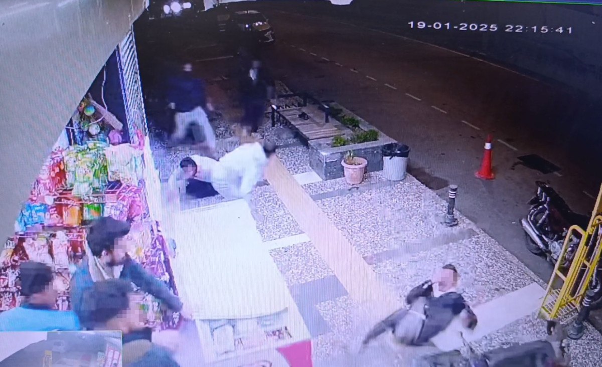 antalyada kaldirimda kavga eden grubun arasina motosikletle daldi 1 Q1BfwfKq