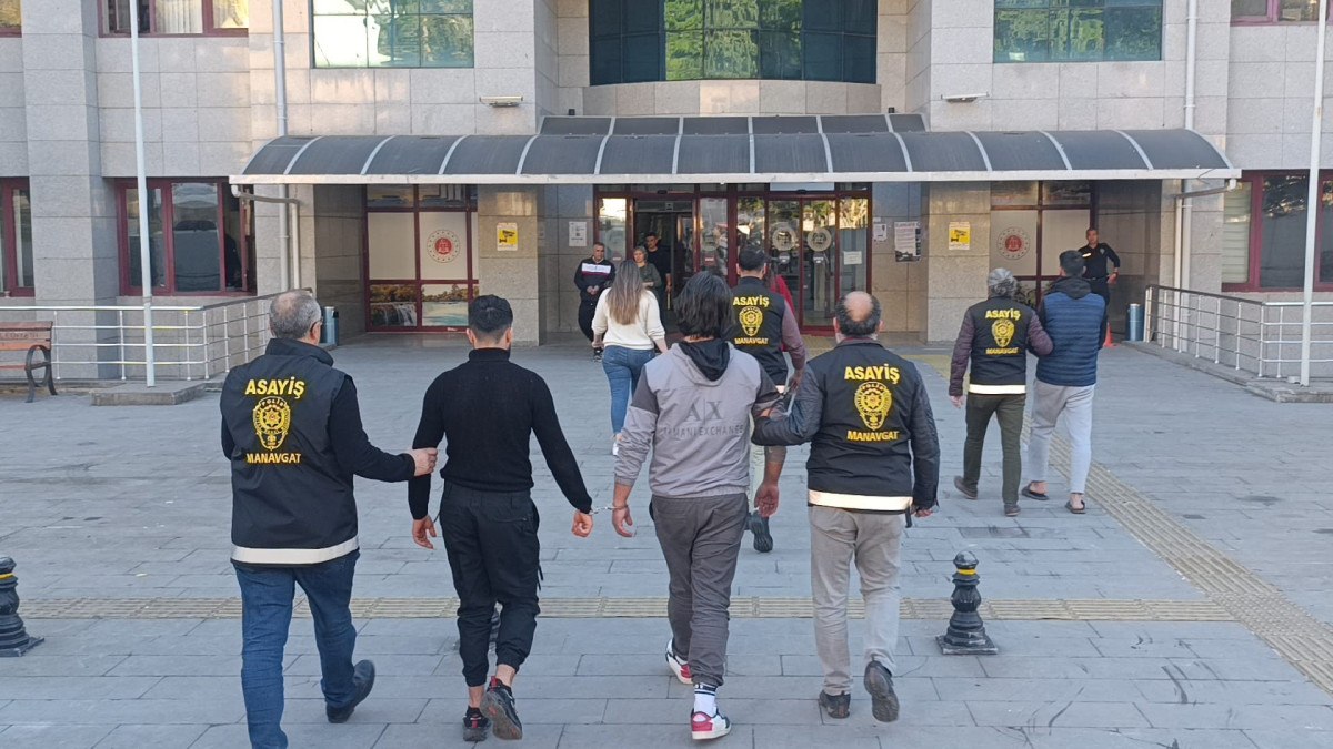 antalyada kaldirimda kavga eden grubun arasina motosikletle daldi 2 af2T98WQ