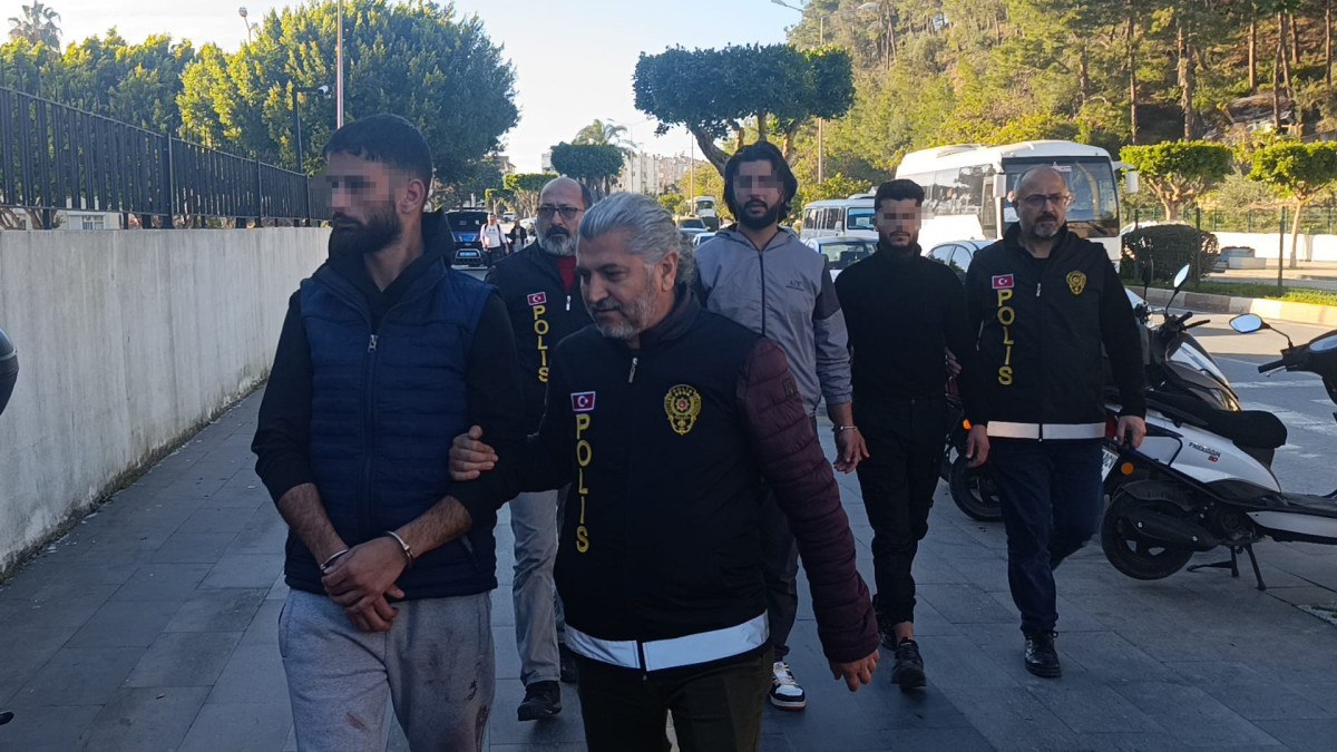 antalyada kaldirimda kavga eden grubun arasina motosikletle daldi 3 34y91wYz