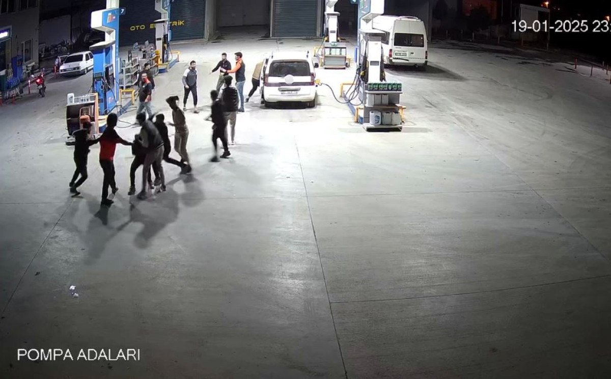 antalyada kaldirimda kavga eden grubun arasina motosikletle daldi 4 PTCXBImy