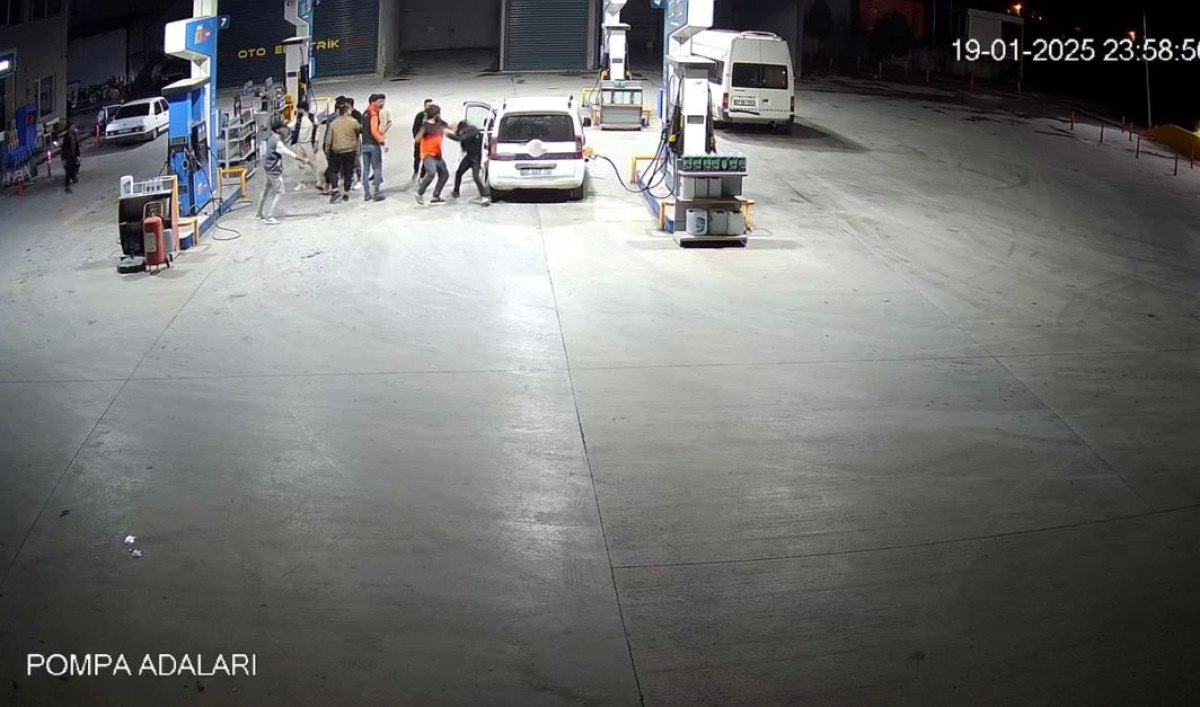 antalyada kaldirimda kavga eden grubun arasina motosikletle daldi 5 4dRclnaQ