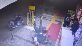 antalyada kaldirimda kavga eden grubun arasina motosikletle daldi NvDBMy8M