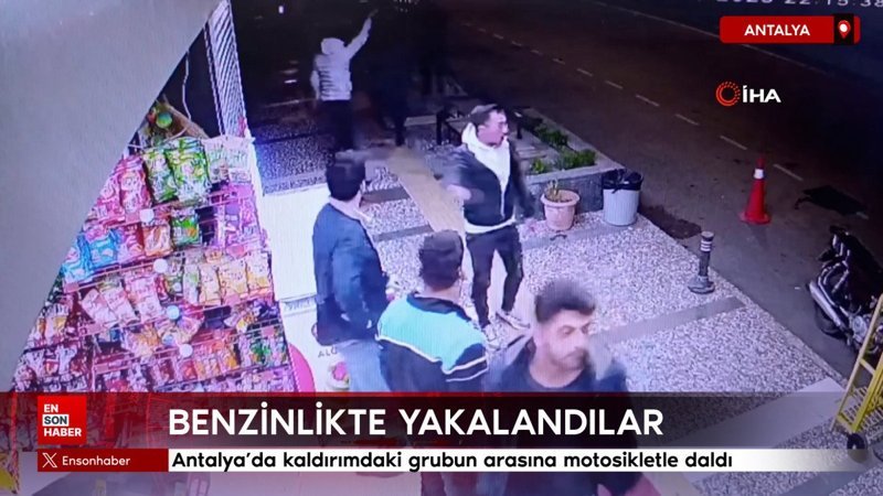 Antalya'da kaldırımdaki kavganın arasına motosikletle daldı 1 antalyada kaldirimdaki kavganin arasina motosikletle daldi sATiYaA3