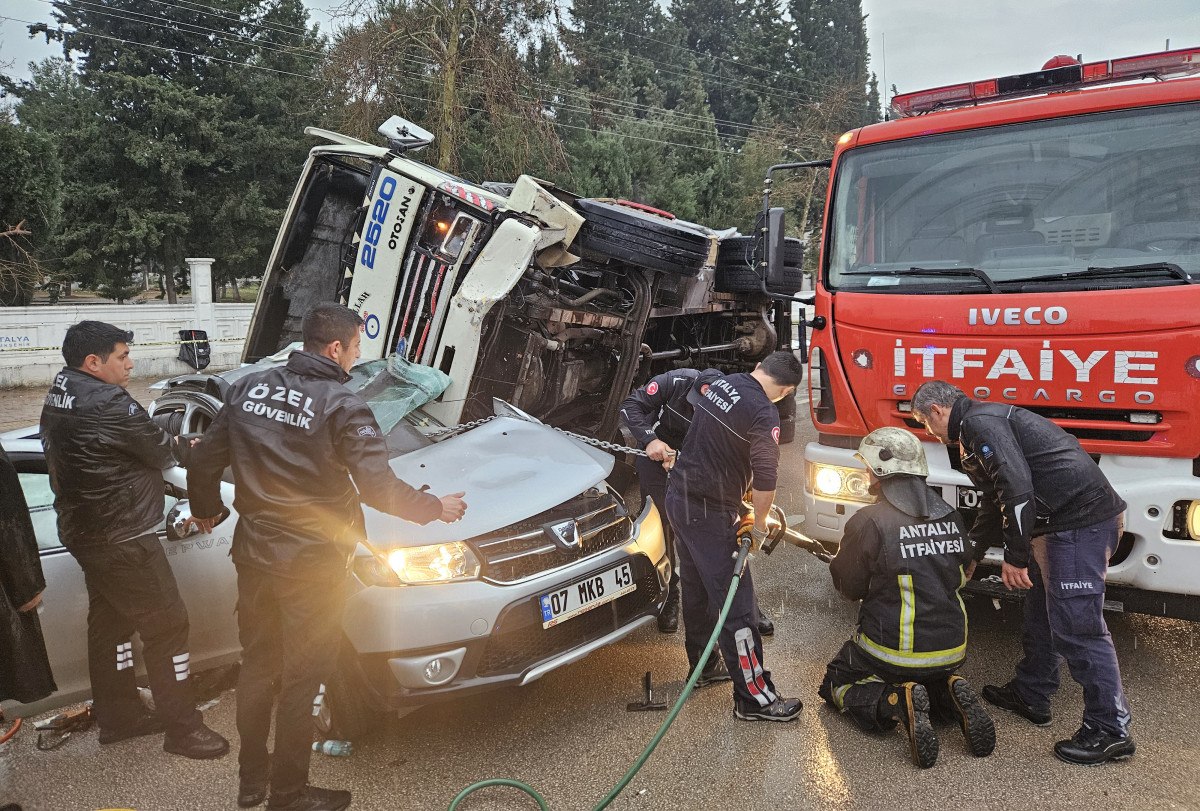 antalyada kamyon otomobilin uzerine devrildi 0 GYCSn4XR