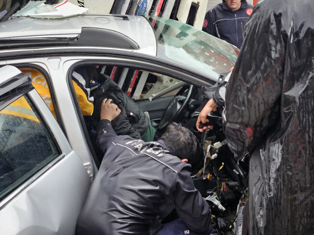 antalyada kamyon otomobilin uzerine devrildi 1 Cb6W2NpK