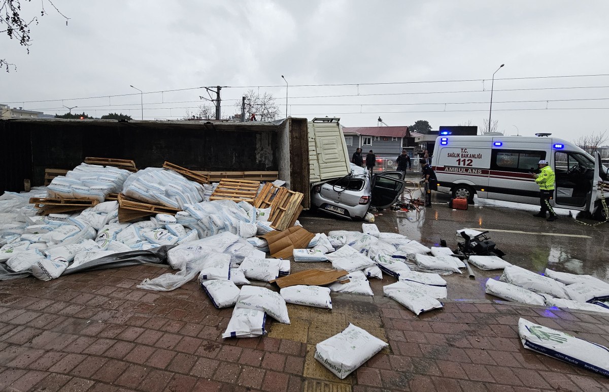antalyada kamyon otomobilin uzerine devrildi 2 QRZMMrgr