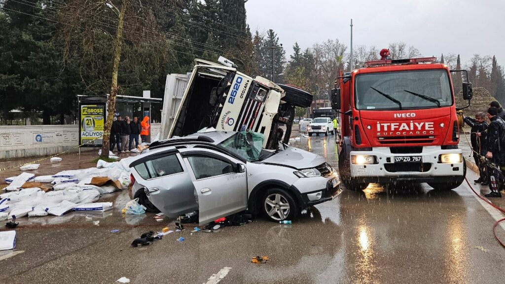 antalyada kamyon otomobilin uzerine devrildi tJsehrNL