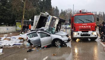 antalyada kamyon otomobilin uzerine devrildi tJsehrNL