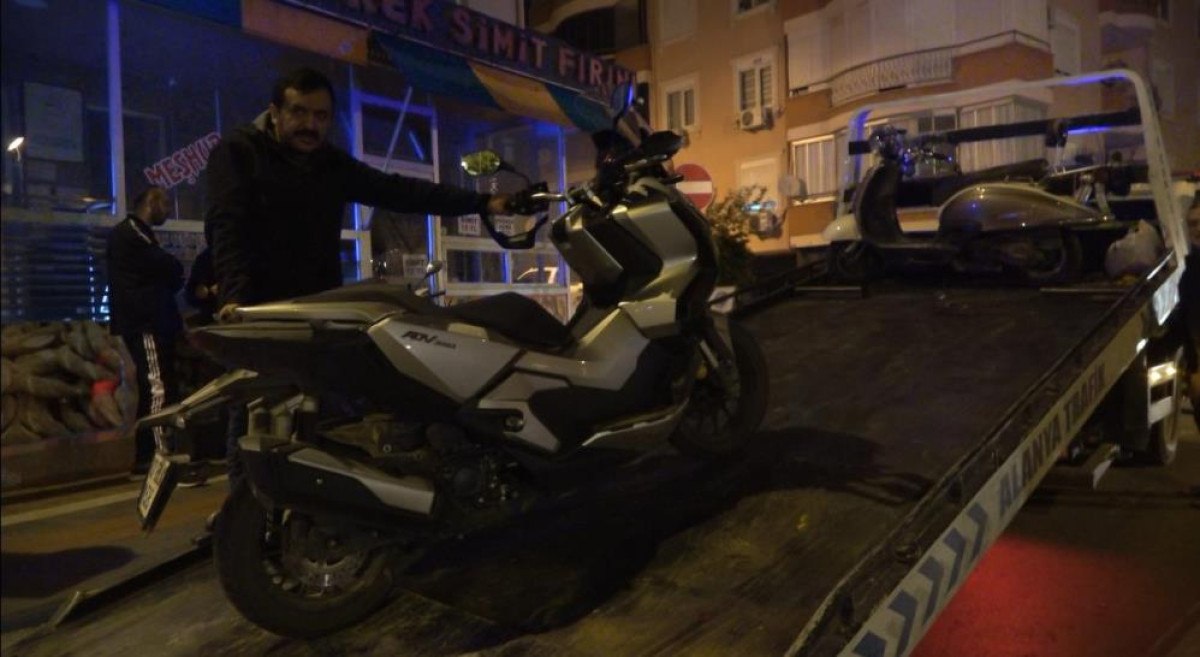 antalyada otomobil ile motosiklet kavsakta carpisti 2 yarali 1