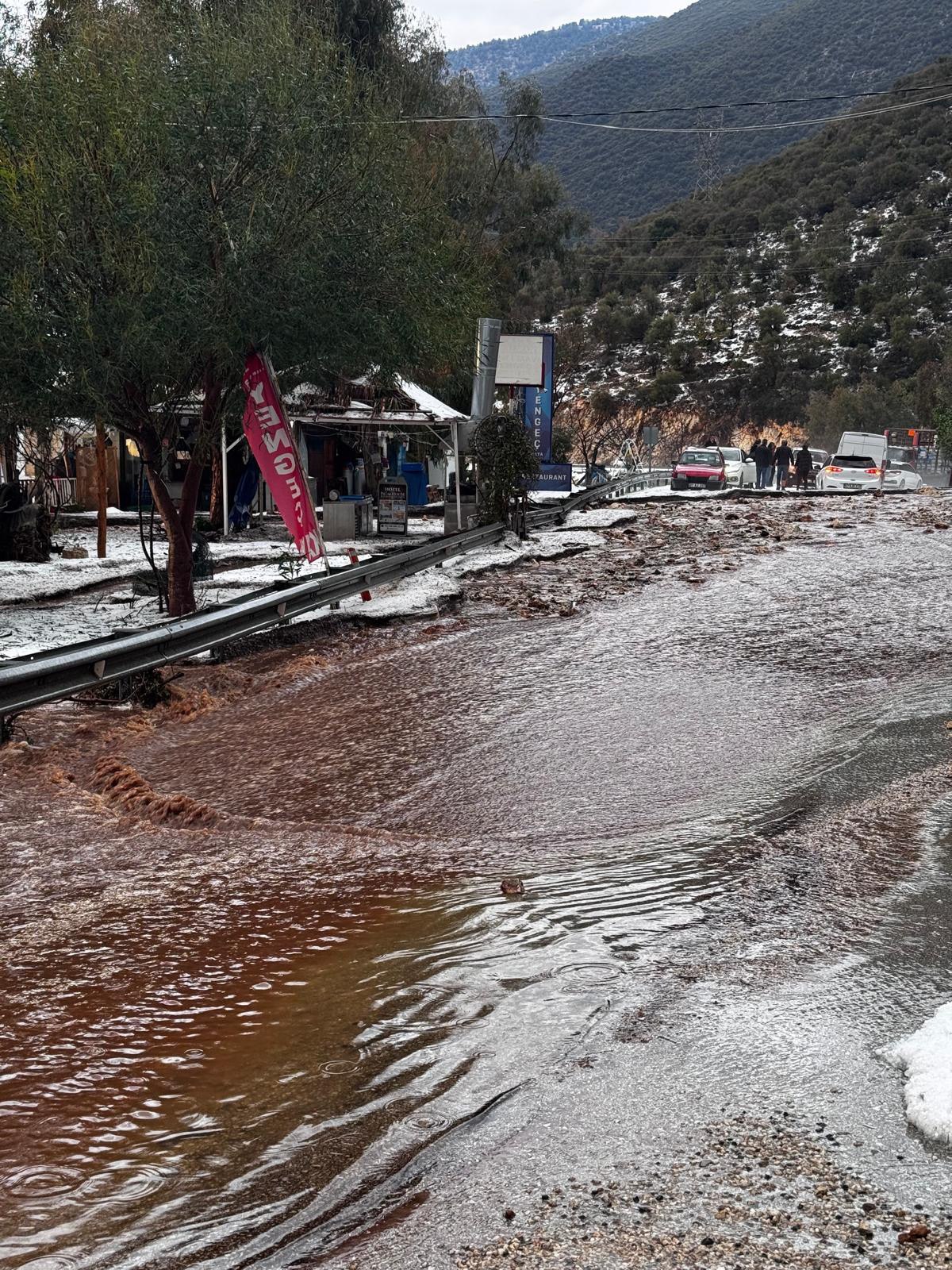 antalyada saganak ve dolu yollar gole dondu 4 k4nv1nEY