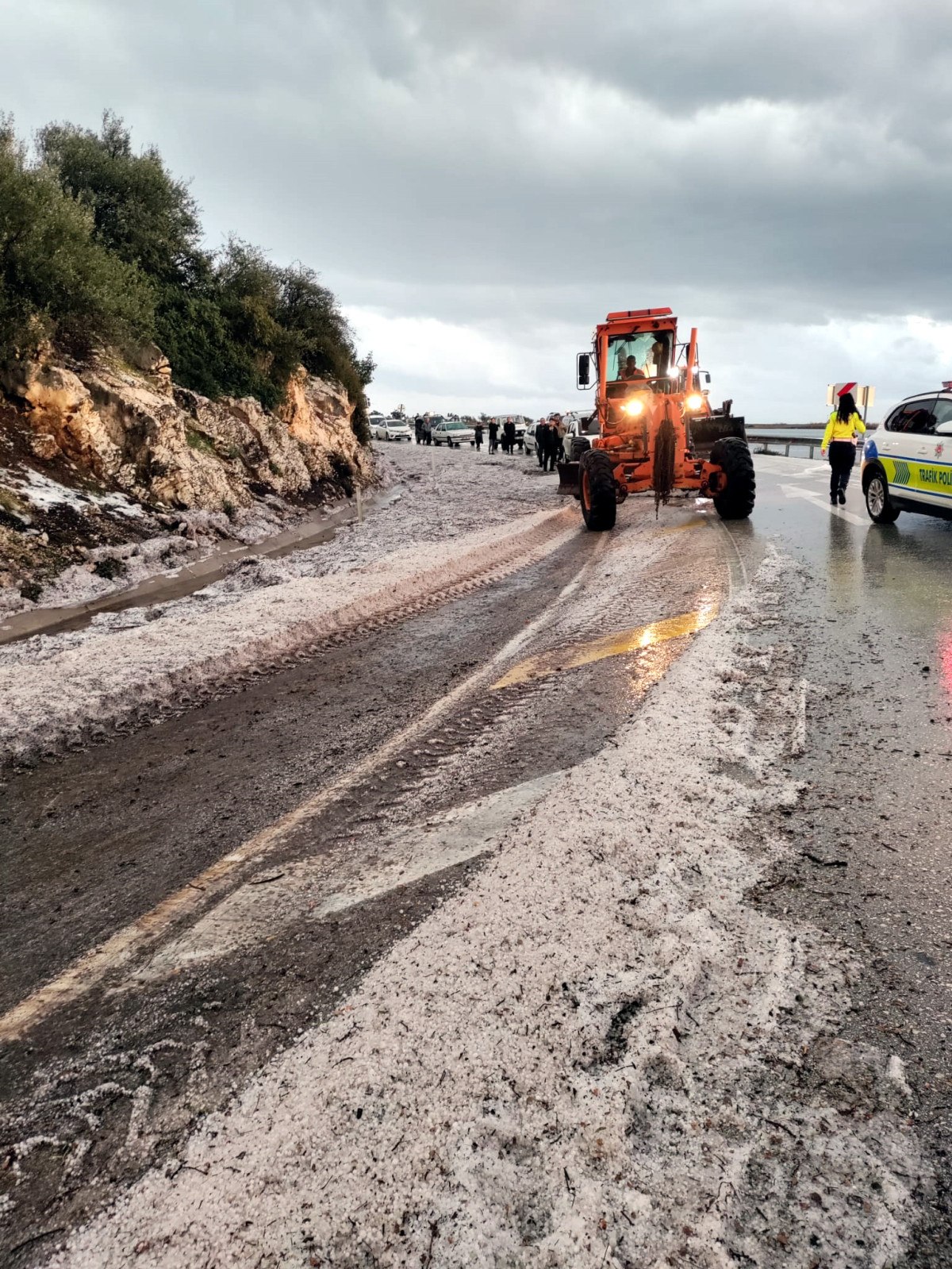 antalyada saganak ve dolu yollar gole dondu 6 ufF5GU9p